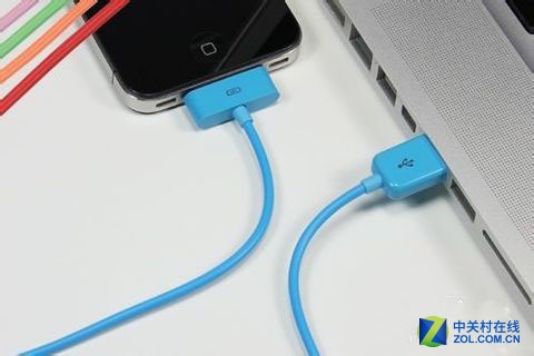 这一结论是专家通过对各种IOS、Android系统的智能手机进行测试之后得出的。当手机进行数据传输时，连接到PC或者mac，一条USB数据线连接的两个设备会形成一套特殊的命令。如果手机允许了电脑像其中安装应用，那么智能手机就将全部的权限送给了pc，毫无抵抗力。